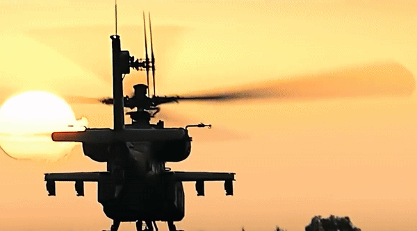 AH-64 Apache còn được trang bị hệ thống tác chiến điện tử tích hợp AN/APR-39A (V), cảm biến cảnh báo radar AN/APR-48A, cảm biến cảnh báo laser AN/AVR-2, hệ thống gây nhiễu radar AN/ALQ-136, hệ thống mồi bẫy đối phó với tên lửa đối không dẫn bằng hồng ngoại.