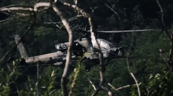 AH-64 Apache có phi hành đoàn 2 người, phi công phía trước điều khiển máy bay, phi công phía sau phụ trách hỏa lực.