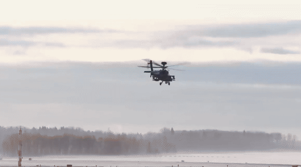 Được Mỹ phát triển nhằm thay thế cho trực thăng Bell AH-1 Cobra. Cái tên Apache được đặt theo tên một bộ tộc thổ dân da đỏ ở Bắc Mỹ.