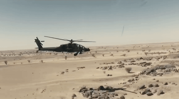 Trực thăng tấn công AH-64 Apache có chiều dài 17,7m đường kính roto 16,4m, chiều cao 4,6m.