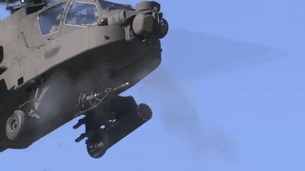 Trực thăng AH-64E Guardian có một khẩu đại bác bắn nhanh M230 cỡ nòng 30mm điều khiển tích hợp qua mũ phi công và rocket Hydra 70.