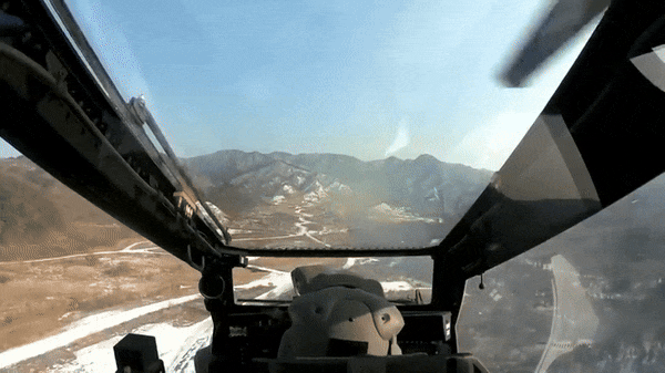 Trực thăng tấn công AH-64 Apache có hai cánh phụ bên hông với các mấu treo có thể mang theo 16 tên lửa chống tăng AGM-114 Hellfire.