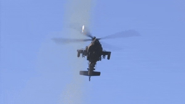 Tùy vào nhiệm vụ, máy bay có thể trang bị thêm tên lửa Hellfire, Stinger hay Sidewinder.