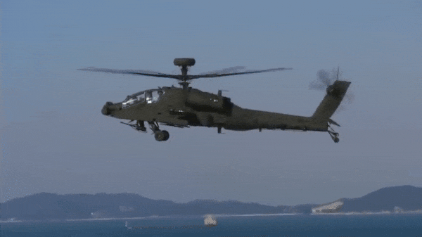 AH-64E Guardian có thiết kế tiêu chuẩn dành cho trực thăng tấn công, với buồng lái hai phi công. Phi công phía trước điều khiển máy bay, còn phi công phía sau kiểm soát hệ thống vũ khí.
