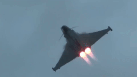 Trong cận chiến, Eurofighter EF-2000 có thể sử dụng tên lửa đối không tầm ngắn IRIS-T, AIM-9, AIM-132 và tên lửa tầm trung - xa AIM-120 và MBDA Meteor.
