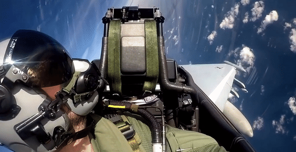 Eurofighter Typhoon EF-2000 được trang bị 2 động cơ Eurojet EJ200 và có tốc độ tối đa 2.390 km/h.