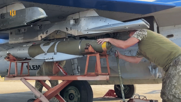 JDAM-ER là bom thông thường được gắn kit dẫn đường, giúp nó trở thành loại đạn phóng từ trên không chính xác cao có thể thả từ khoảng cách xa.