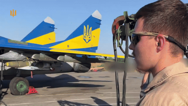 Tiêm kích MiG-29 và Su-27 đã được Kiev trang bị một loại giá treo đặc biệt để có thể mang vũ khí khác hệ do phương Tây chuyển giao, bao gồm bom lượn Mỹ.