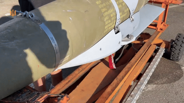 Video do không quân Ukraine chia sẻ trên mạng xã hội ngày 30/8 cho thấy quân nhân nước này lắp bom lượn JDAM-ER của Mỹ dưới cánh của chiến đấu cơ MiG-29 sản xuất từ thời Liên Xô.