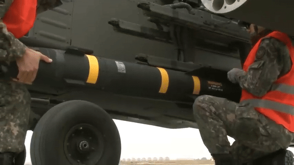 Tùy vào nhiệm vụ, máy bay có thể trang bị thêm tên lửa Hellfire, Stinger hay Sidewinder.