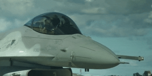 Theo lời một phi công Ukraine lái F-16, Nga thường sử dụng tiêm kích đánh chặn MiG-31BM, tiêm kích đa năng Su-35S và trong một số trường hợp là tiêm kích tàng hình Su-57.
