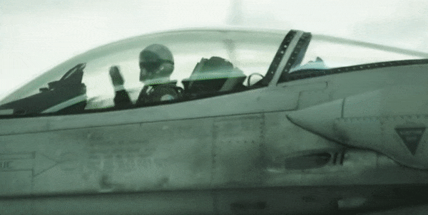 Trong giáo trình huấn luyện tại châu Âu, phi công F-16 thường được đào tạo tác chiến dựa trên ưu thế kiểm soát bầu trời, sử dụng radar AN/APG-68 hoặc AN/APG-83 để phát hiện sớm mục tiêu, sau đó phóng tên lửa không đối không tầm trung AIM-120 AMRAAM.