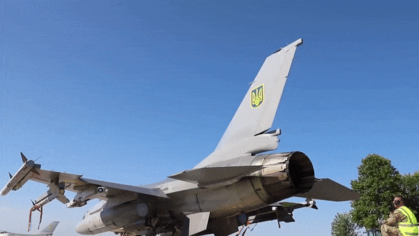Ngoài ra, F-16 cũng thực hiện hơn 1.600 phi vụ tấn công mặt đất, sử dụng bom dẫn đường chính xác JDAM-ER, loại bom có cánh mở rộng, tầm lượn khoảng 70 km, đầu đạn nặng khoảng 450 kg.