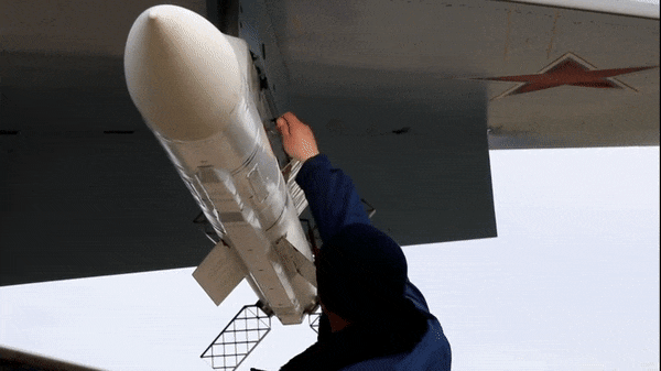 Khi được phóng từ độ cao lớn, R-37M tạo ra vùng nguy hiểm rộng, buộc F-16 phải tránh tiếp cận trực diện.