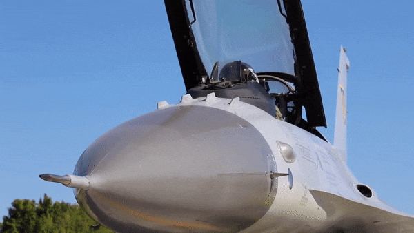 Tên lửa AIM-9X Sidewinder dẫn đường hồng ngoại, tầm bắn khoảng 35 km, được sử dụng thường xuyên hơn do phù hợp với cự ly gần và môi trường tác chiến phức tạp.