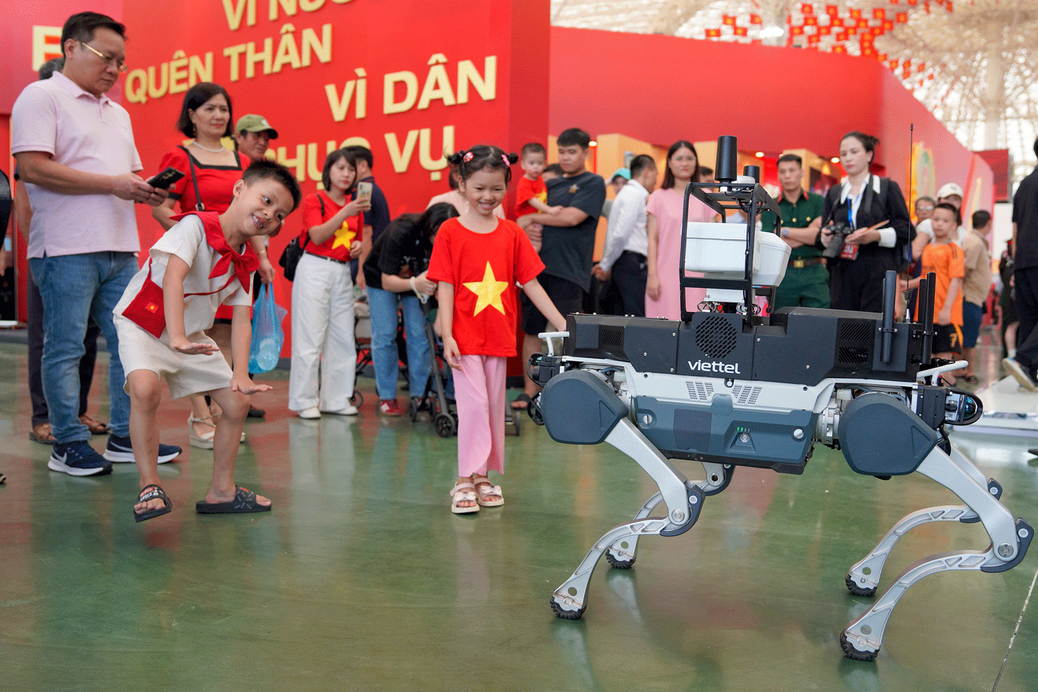 Trẻ em tương tác với robot tại triển lãm thành tựu Đất nước: “80 năm Hành trình Độc lập - Tự do - Hạnh phúc” (1945 - 2025). Ảnh: Nguyễn Đông
