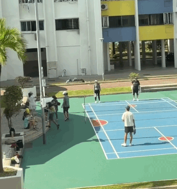 Tiếng ồn phát ra từ sân pickleball khiến nhiều người dân khu chung cư ở Clementi thấy phiền toái. Ảnh: Mothership.