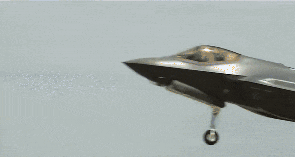 Dù được thiết kế để giảm diện tích phản xạ radar, F-35 vẫn phát ra tín hiệu nhiệt lớn từ động cơ, trở thành điểm yếu khi đối mặt với hệ thống dò tìm thụ động.