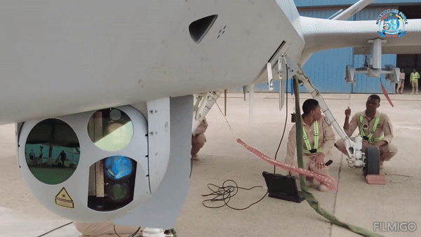 Điểm mạnh của mẫu UAV này là khả năng mang đồng thời cảm biến quang - điện tử, radar khẩu độ tổng hợp, liên lạc vệ tinh và tối đa 12 vũ khí dẫn đường chính xác, biến nó thành nền tảng vừa trinh sát vừa tấn công rất linh hoạt.