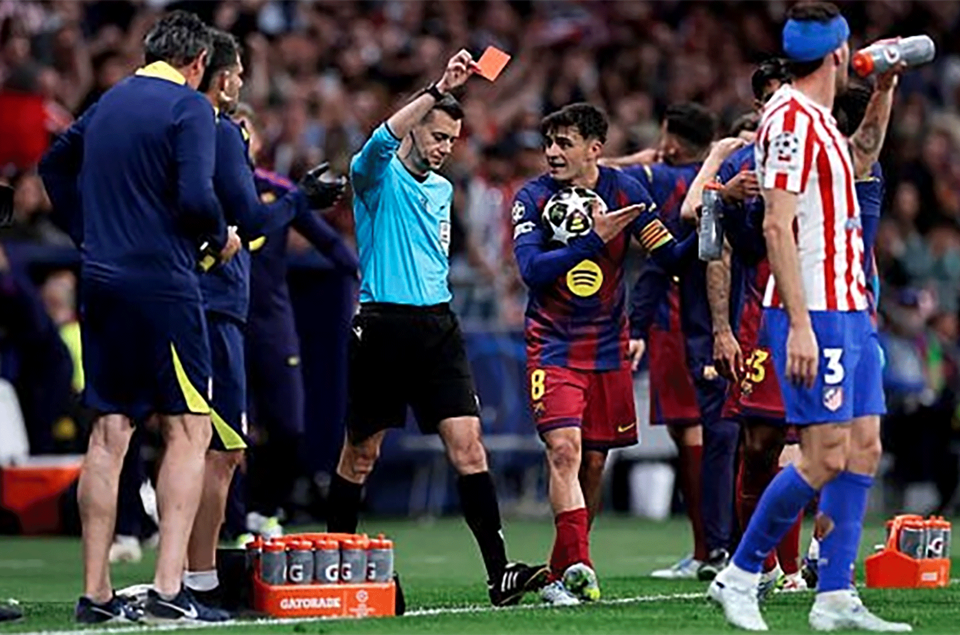 Nhận thẻ đỏ trong cả 2 lượt trận đi và về đã khiến cho Barcelona phải dừng bước trước Atletico Madrid ở Tứ kết Champions League 2025 - 2026.