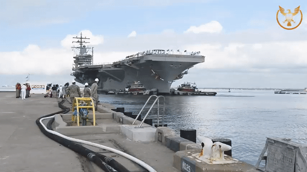 Không đoàn trên tàu thường bao gồm tiêm kích đa nhiệm F/A-18E/F Super Hornet - máy bay chiến đấu cường kích siêu thanh, máy bay cảnh báo sớm E-2D Advanced Hawkeye - máy bay radar cảnh báo sớm trên không, cùng trực thăng MH-60R/S Seahawk - trực thăng săn ngầm và cứu hộ.