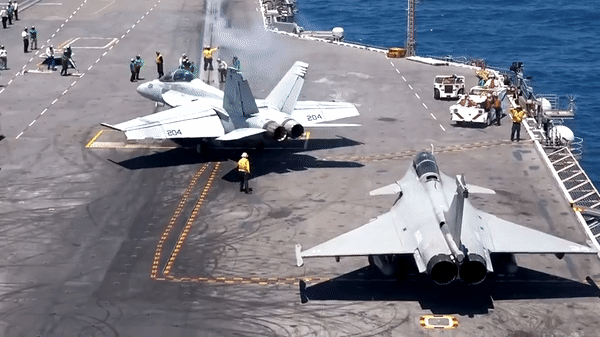 Hệ thống này có khả năng cảnh báo radar, gây nhiễu điện tử và hỗ trợ đánh lừa tên lửa đối phương. Nhờ đó, Rafale được đánh giá có mức sống sót cao ngay cả khi không sở hữu thiết kế tàng hình hoàn chỉnh như tiêm kích thế hệ 5.