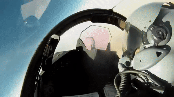 Rafale sử dụng 2 động cơ phản lực Snecma M88, cho phép đạt tốc độ tối đa khoảng Mach 1,8, tương đương gần 2.200 km/h. Máy bay có bán kính chiến đấu hơn 1.800 km tùy cấu hình nhiệm vụ và có thể tiếp nhiên liệu trên không để kéo dài thời gian hoạt động.