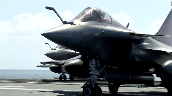 Ở nhiệm vụ tấn công mặt đất, Rafale có thể mang bom dẫn đường AASM Hammer, tên lửa hành trình SCALP-EG và tên lửa chống hạm Exocet AM39. Tải trọng vũ khí tối đa của máy bay đạt khoảng 9,5 tấn trên 14 giá treo.
