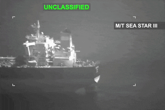 Tàu Sea Star sau khi hứng đòn tấn công của tiêm kích F/A-18. Ảnh: CNN.