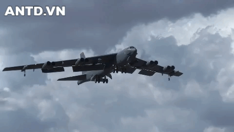 Riêng oanh tạc cơ chiến lược B-52 Stratofortress có thể mang tới 31 tấn bom và tên lửa, tầm hoạt động hơn 14.000 km.