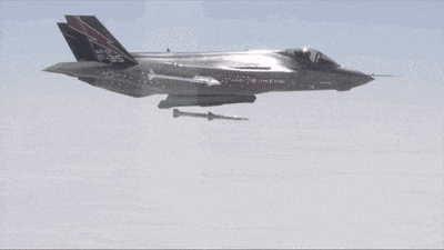 Trong khi đó, tiêm kích tàng hình F-35 Lightning II có giá vận hành hàng chục nghìn USD mỗi giờ bay do yêu cầu bảo dưỡng phức tạp và hệ thống điện tử tối tân. 