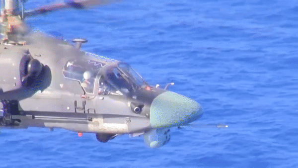 Về hỏa lực, Ka-52K được trang bị pháo tự động 30 mm gắn bên hông thân máy bay cùng nhiều loại vũ khí đối đất và đối hạm. Trực thăng có thể mang rocket dẫn đường, tên lửa chống tăng Vikhr và đặc biệt là tên lửa chống hạm Kh-35 Uran.