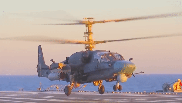 Ban đầu, Ka-52K được phát triển chủ yếu để trang bị cho các tàu đổ bộ trực thăng lớp Mistral mà Nga đặt mua từ Pháp.