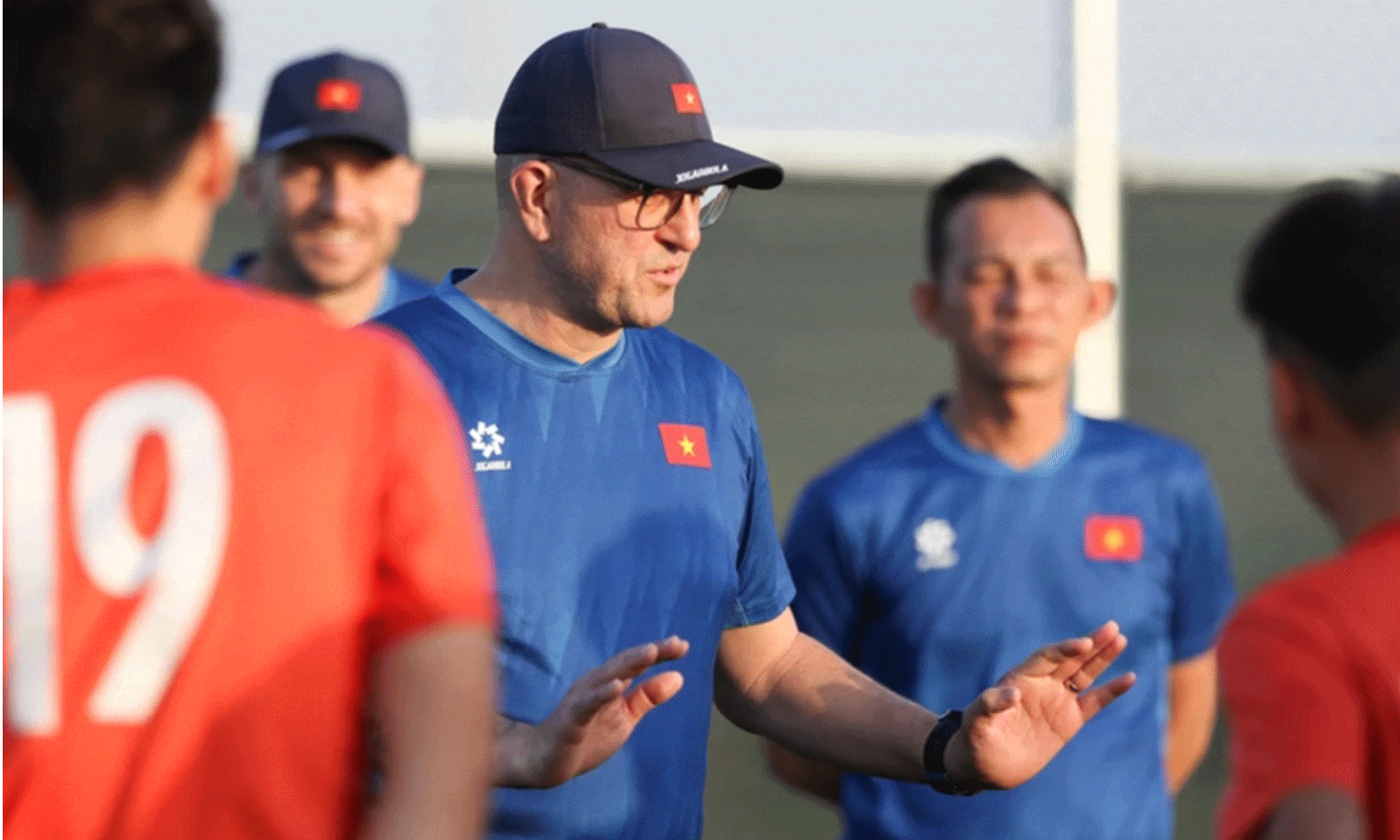 “Đây là lần đầu tiên U17 Việt Nam giành vé dự World Cup nên tất cả những gì diễn ra tại giải đấu này, đặc biệt là trận đấu vừa qua, đều là những bài học kinh nghiệm rất quý giá”, HLV C.Roland cho biết. Ảnh: Internet.