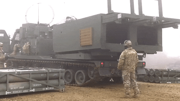 Từ góc độ chiến lược, việc Mỹ triển khai M270A2 cùng rocket GMLRS tại Ba Lan cho thấy xu hướng tăng cường năng lực tấn công tầm xa chính xác của NATO.