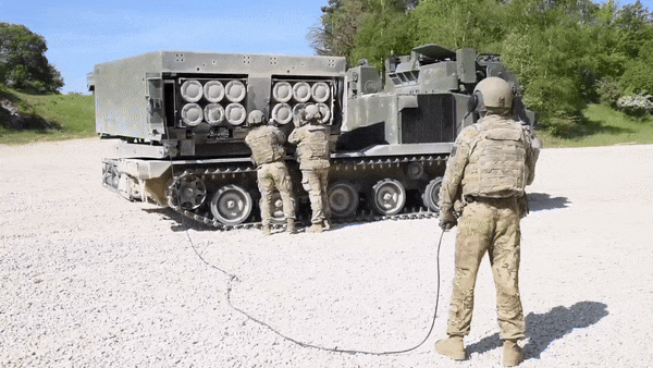Về cấu hình, rocket GMLRS có đường kính 227 mm, mang đầu đạn nổ mạnh hoặc đầu đạn phân mảnh diện rộng, phù hợp để tiêu diệt mục tiêu điểm và khu vực như trận địa pháo, kho tàng, phương tiện bọc thép hạng nhẹ hoặc lực lượng tập trung.