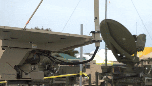 Một khẩu đội THAAD bao gồm radar mảng pha AN/TPY-2, trung tâm điều khiển và các bệ phóng cơ động mang từ 6 đến 8 tên lửa mỗi bệ.