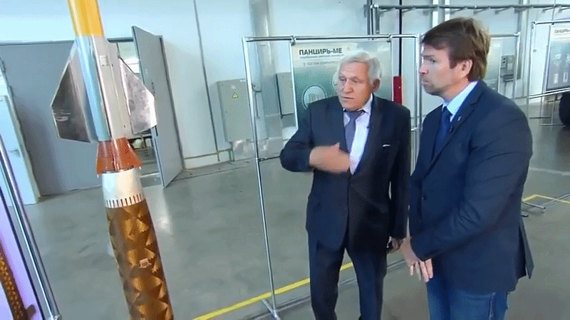Việc triển khai Pantsir trên nóc cao ốc cũng phản ánh áp lực thực tế mà Moscow đang đối mặt. Thay vì chỉ dựa vào các căn cứ phòng không cố định ở ngoại vi, Nga buộc phải đưa các tổ hợp này vào sâu trong nội đô, bảo vệ trực tiếp các mục tiêu trọng yếu.