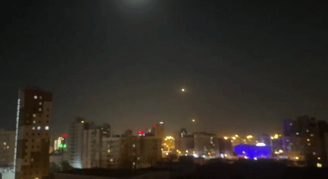 Mạng lưới phòng không của Israel được xây dựng theo mô hình phòng thủ nhiều tầng, cho phép đối phó với nhiều loại mục tiêu khác nhau. Trong đó, hệ thống phòng thủ tên lửa Iron Dome được thiết kế để đánh chặn rocket và đạn pháo tầm ngắn.