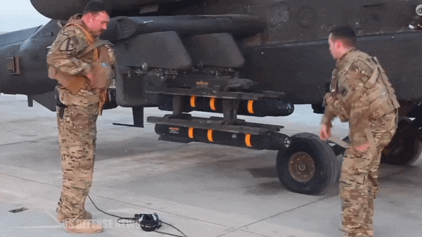 Bên cạnh đó là pháo tự động M230 cỡ nòng 30 mm với khả năng bắn hàng trăm viên đạn mỗi phút, đủ sức tiêu diệt xe bọc thép, công sự và sinh lực đối phương.