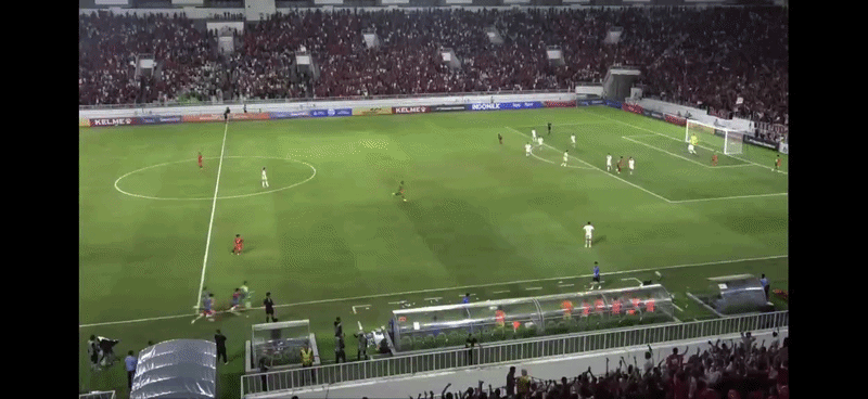  Các cầu thủ U19 Indonesia xô ngã trợ lý HLV Nguyễn Ngọc Duy của U19 Việt Nam khi ăn mừng bàn thắng nâng tỷ số lên 2-1. Video: Nguyễn Trần Bảo Linh. 