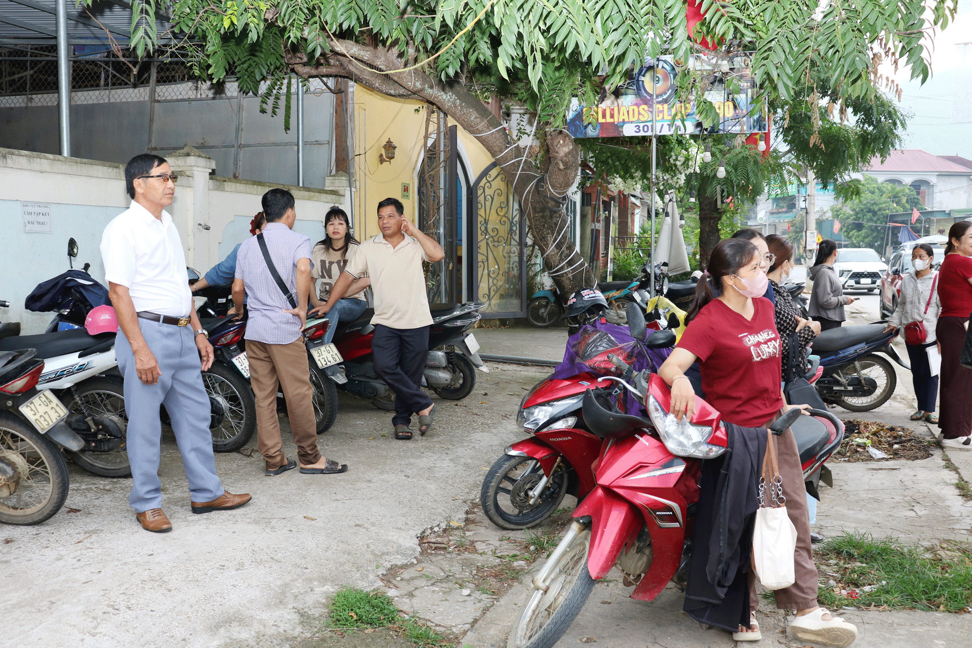 Phụ huynh vùng cao Nghệ An chờ con trước cổng điểm thi tốt nghiệp tại Trường THPT Quỳ Châu.