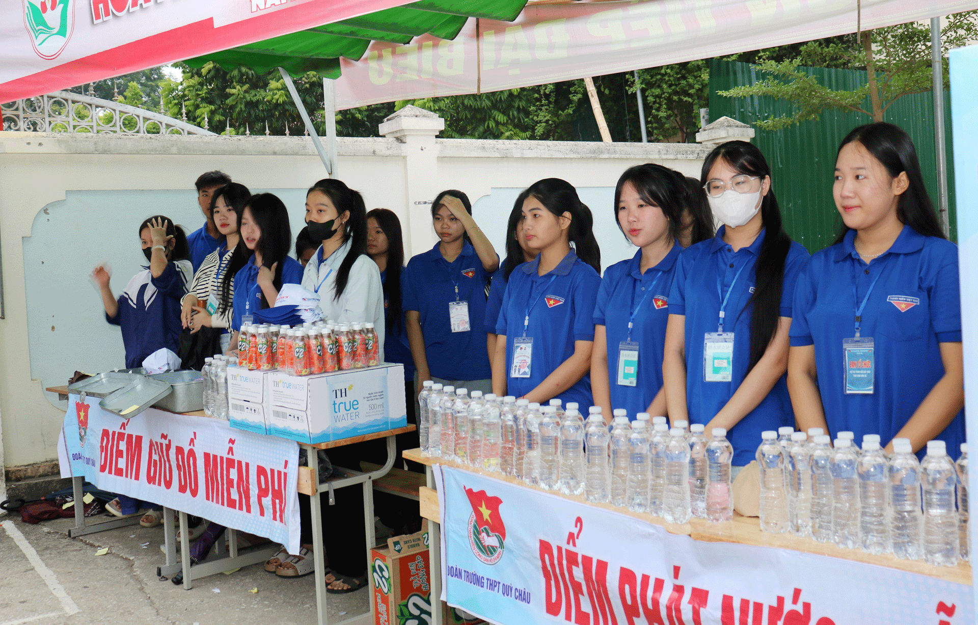 Thanh niên tình nguyện có mặt từ rất sớm để hỗ trợ các thí sinh vùng cao Nghệ An. Ảnh: Nguyễn Nam