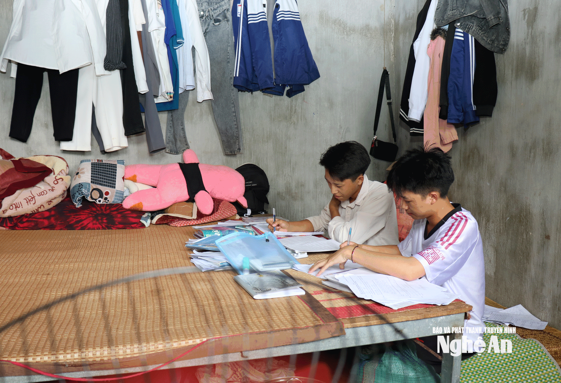 Cuộc sống tự lập của học sinh vùng cao, biên giới Nghệ An.