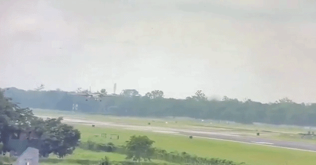 Đoạn video được quay từ khoảng cách khá xa cho thấy chiếc máy bay vẫn duy trì trạng thái bay ở độ cao thấp trong những giây đầu tiên. Tuy nhiên, thay vì tiếp tục lấy độ cao hoặc giữ ổn định quỹ đạo, máy bay bắt đầu hạ thấp mũi với tốc độ ngày càng lớn.