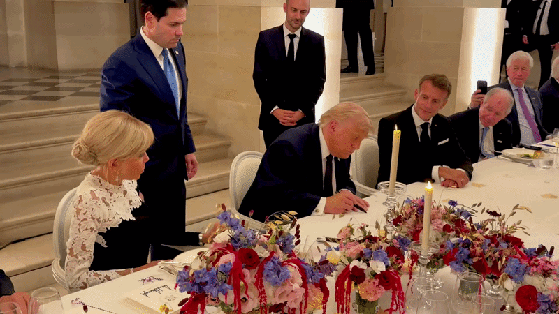 Khoảnh khắc ông Trump đặt bút ký văn kiện được ghi lại trong đoạn video do Phó chánh văn phòng Nhà Trắng Dan Scavino công bố ngày 18/6.