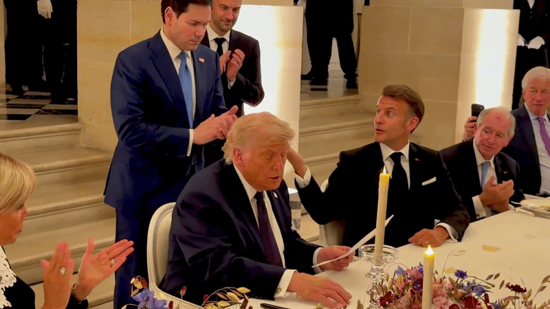 Khi được các phóng viên hỏi về văn bản vừa ký, ông Trump chỉ trả lời ngắn gọn rằng ông đã hoàn tất việc ký kết.