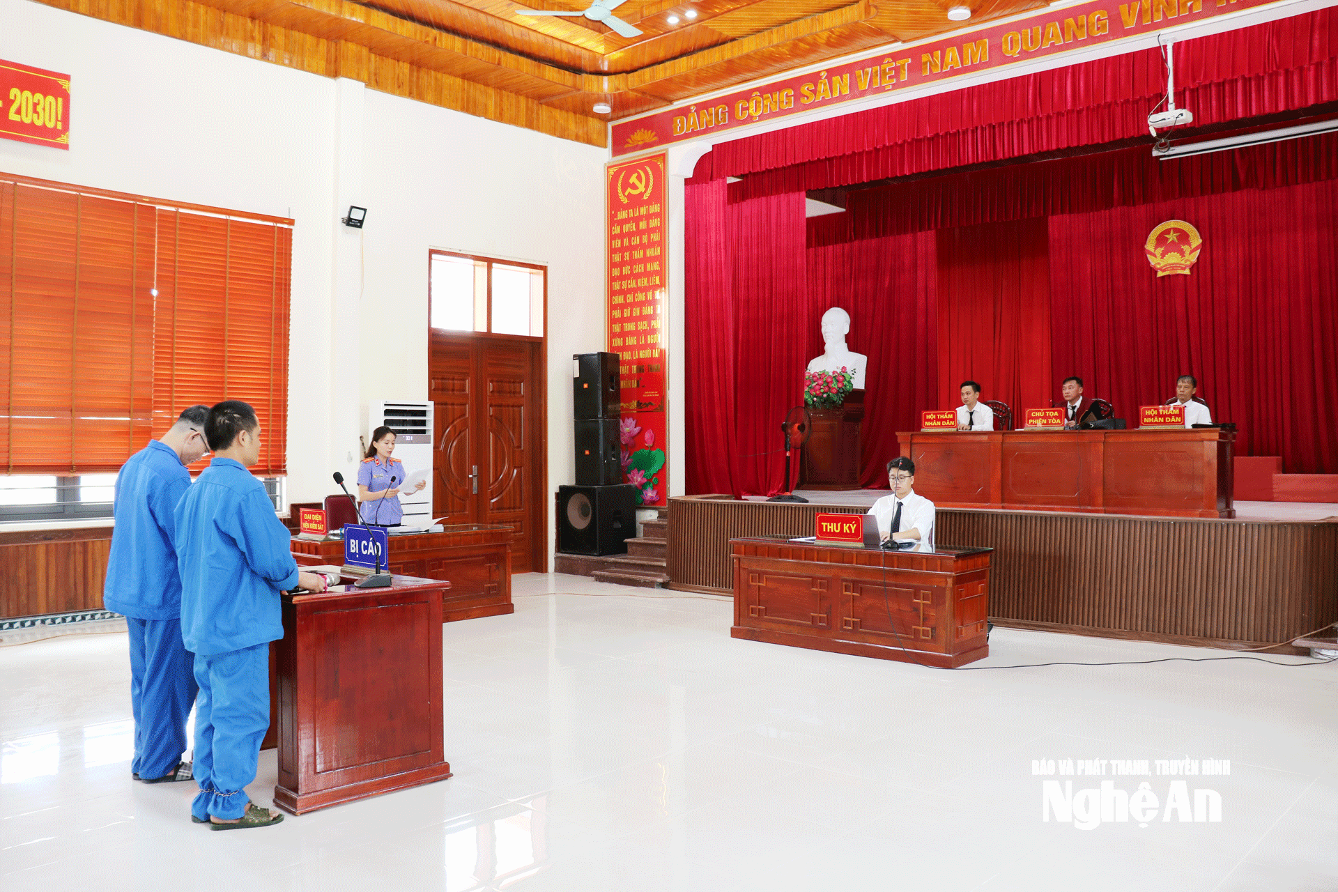 Hai bị cáo Lê Văn Trung (SN 1976) và Nguyễn Văn Hạnh (SN 1990) thành khẩn khai báo tại phiên tòa. Ảnh: Nguyễn Nam