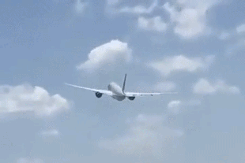 Ông Steve Jones, cựu phi công hải quân Mỹ với 850 giờ bay trên dòng Boeing 777, mô tả đây là cảnh tượng "gây sốc".