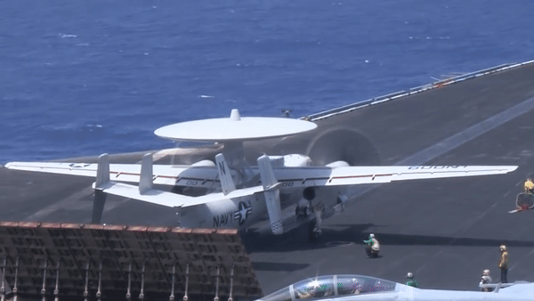 Trong khi đó, Hải quân Mỹ mới đây đã điều chỉnh kế hoạch mua sắm E-2D Hawkeye, dự kiến bổ sung 12 máy bay trong giai đoạn 2027-2029 nhằm bù đắp sự hao mòn nhanh của phi đội hiện có do cường độ hoạt động ngày càng lớn.